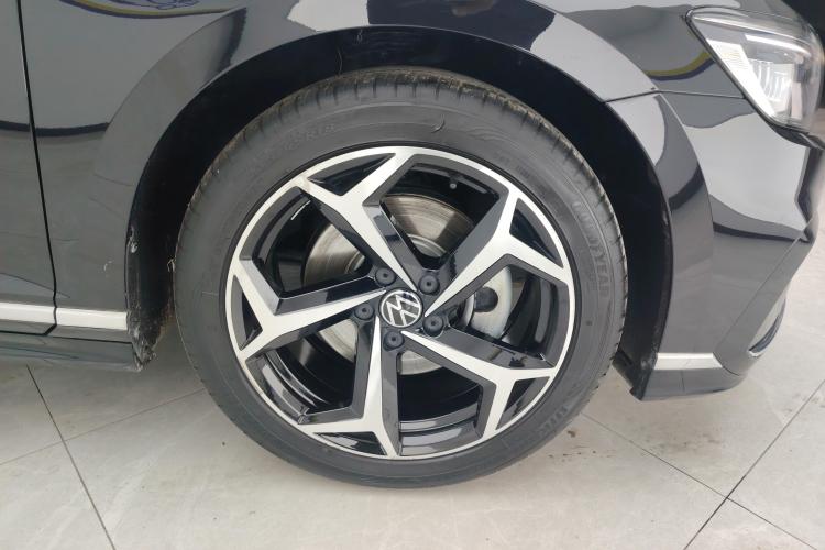 大众 迈腾 2023款 200万辆纪念版 330TSI DSG领先型车身外观10