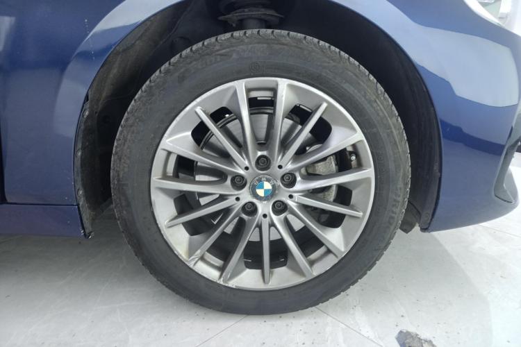 宝马2系多功能旅行车 2018款 220i 领先型车身外观10