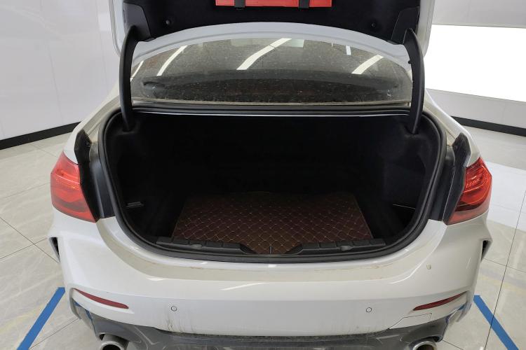 宝马1系 2020款 125i 领先型M运动套装机舱底盘23