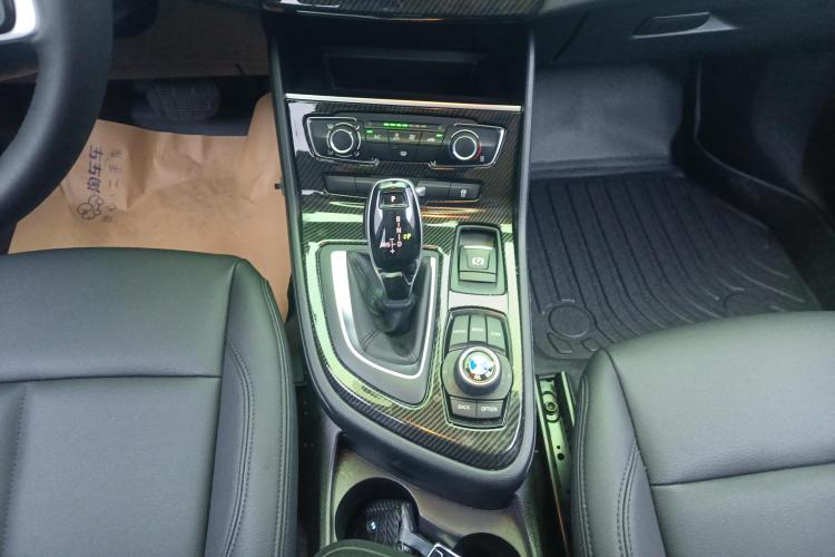 宝马2系多功能旅行车 2018款 220i 领先型中控内饰18