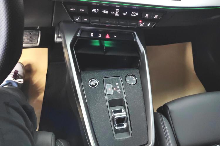 奥迪A3 2024款 A3L Limousine 35 TFSI 时尚运动型中控内饰18