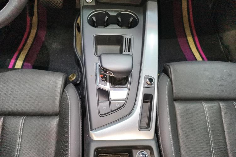 奥迪A4L 2020款 40 TFSI 时尚动感型中控内饰18