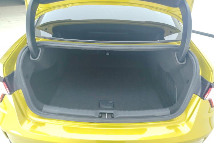 领克03 2019款 03+ 2.0TD 自动驭风版机舱底盘23