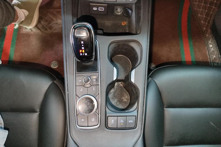 凯迪拉克XT4 2022款 28T 两驱豪华型中控内饰18