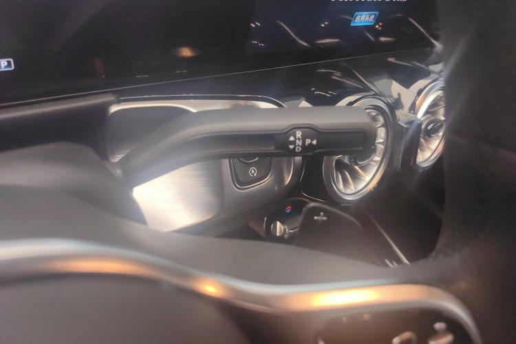 奔驰GLB 2023款 GLB 220 动感型中控内饰18