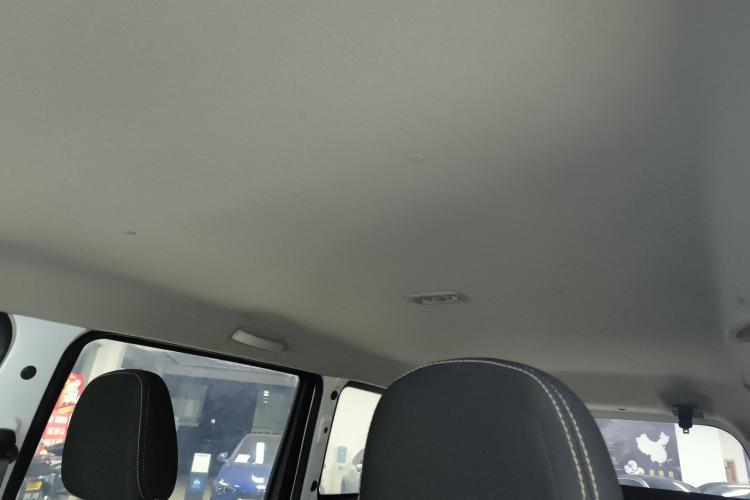 五菱汽车 五菱宏光PLUS 2020款 1.5L 手动标准型 7座中控内饰22