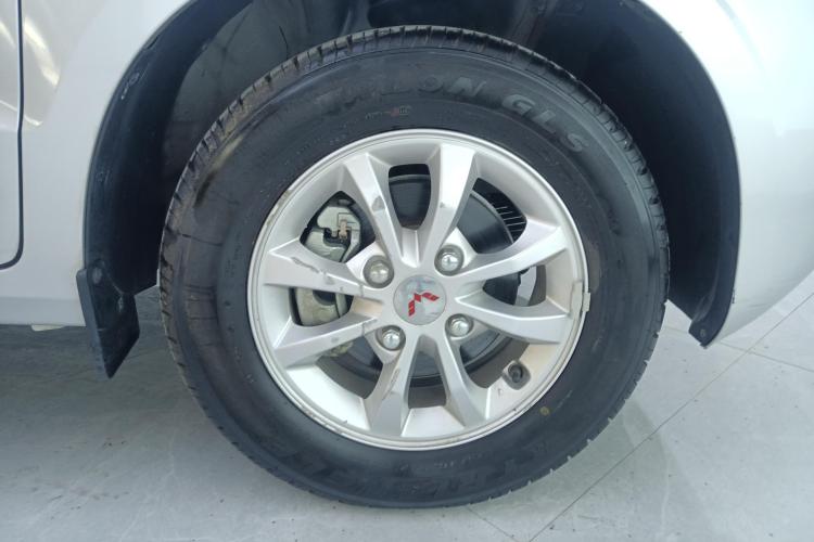 五菱汽车 五菱宏光V 2022款 1.5L劲享版电动助力LAR车身外观10