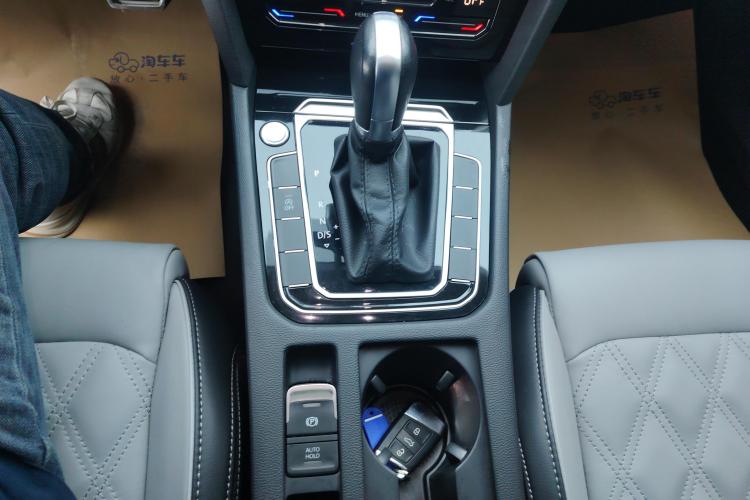 大众 迈腾 2023款 200万辆纪念版 330TSI DSG领先型中控内饰18