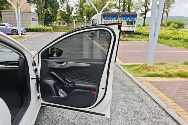 福特 福克斯 2020款 三厢 EcoBoost 180 自动锋潮型中控内饰7008