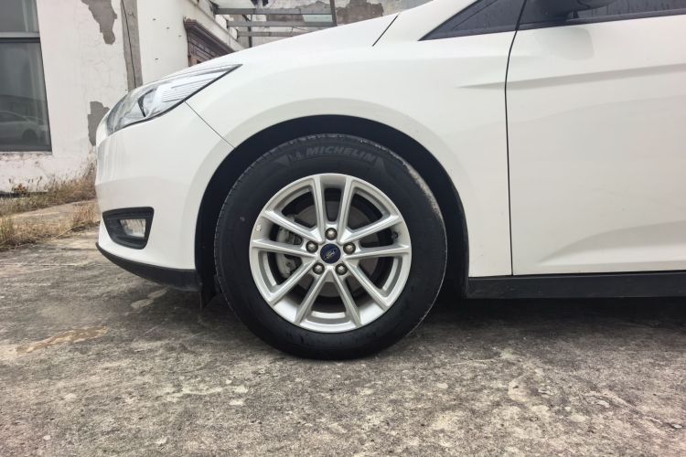 福特 福克斯 2018款 两厢经典 1.6L 自动风尚型智行版车身外观6004