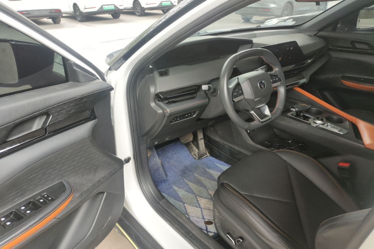 长安UNI-V 2022款 1.5T 尊贵型中控内饰7002