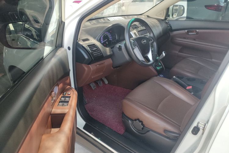 比亚迪S6 2014款 2.0L 手动豪华型 5座中控内饰7001