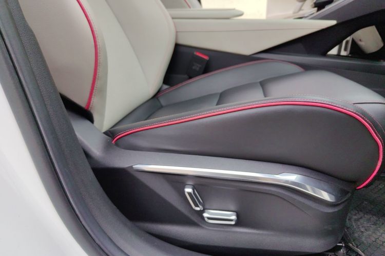 领克06 2020款 1.5T 耀Halo中控内饰7012