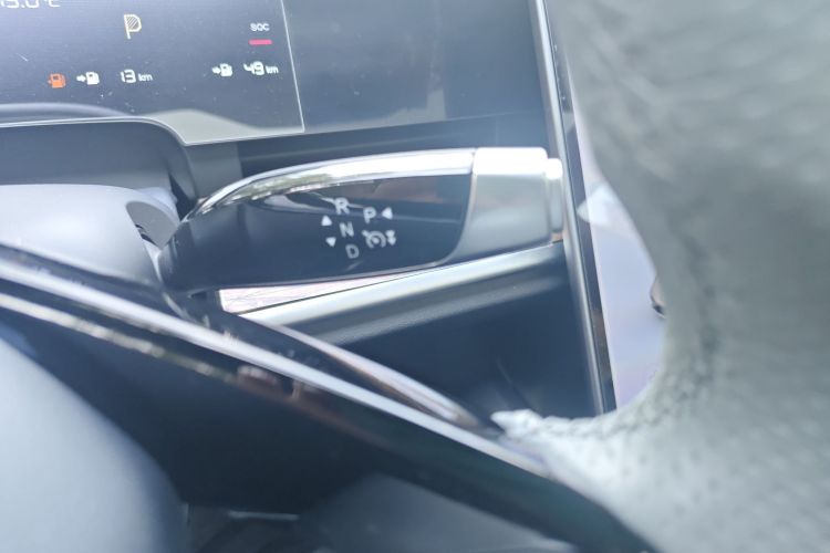 哪吒汽车 哪吒S 2022款 增程版 1160km 后驱中版局部细节18