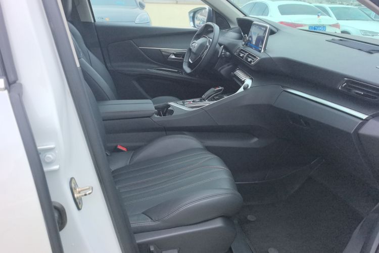 标致5008 2017款 380THP 7座无界版中控内饰7005