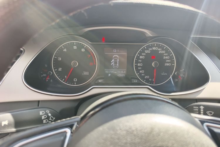 奥迪A4L 2015款 35 TFSI 自动标准型中控内饰15