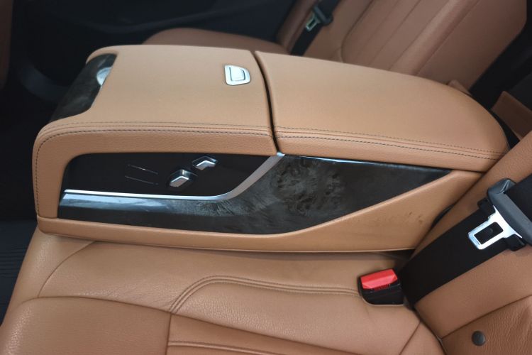 宝马5系 2018款 改款 530Li 领先型 M运动套装局部细节9005