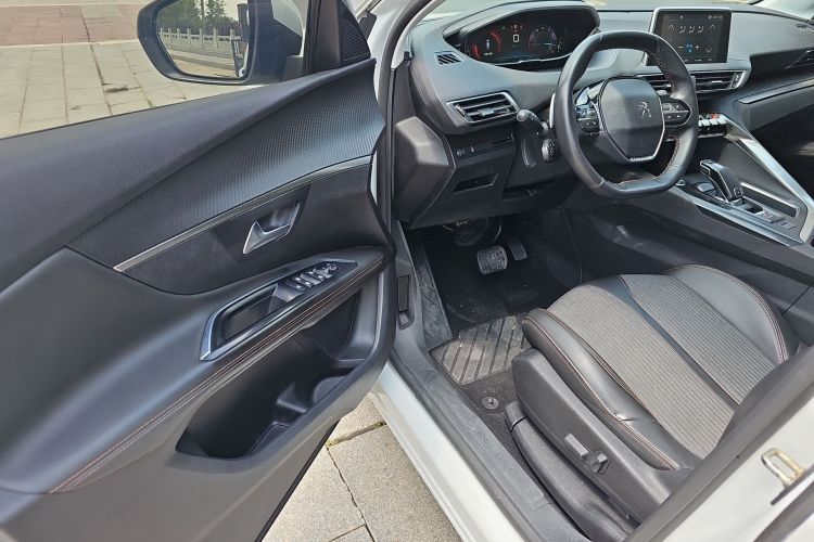 标致5008 2017款 380THP 7座精英版中控内饰7002