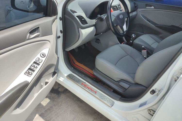 现代 瑞纳 2016款 1.4L 手动智能型GLS中控内饰7002