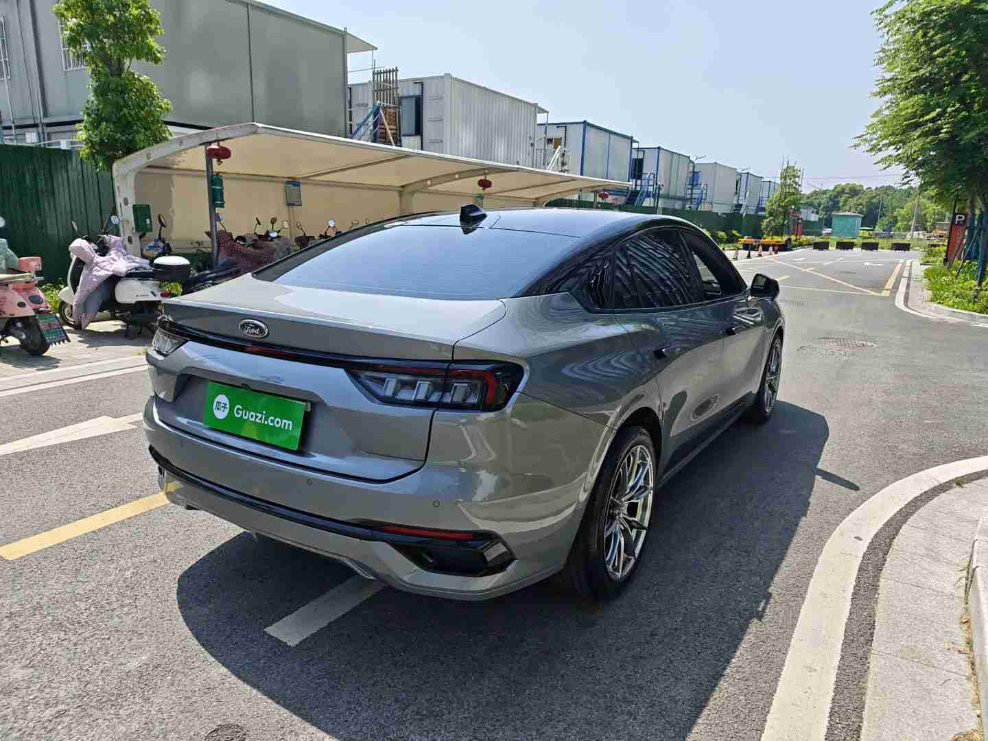 车辆右后45度外观展示