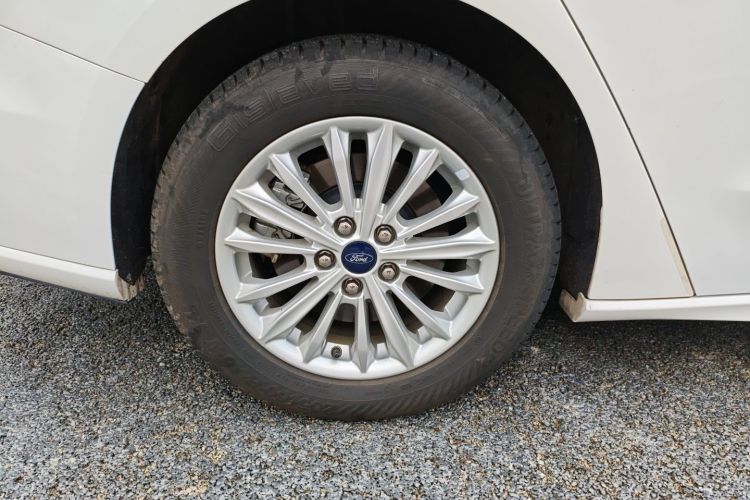 福特 福克斯 2020款 三厢 EcoBoost 180 自动锋潮型车身外观6007