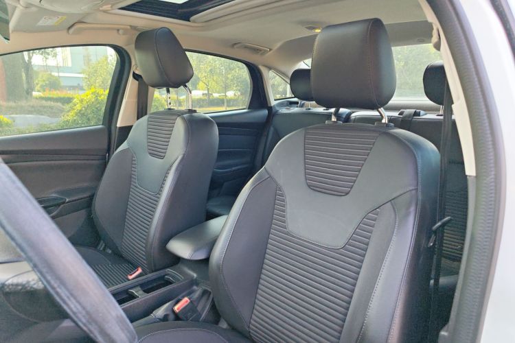 福特 福克斯 2017款 三厢 1.6L 自动风尚型智行版局部细节19