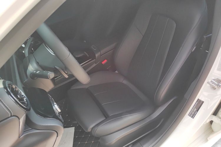 奔驰A级 2021款 A 200 L 运动轿车动感型局部细节19