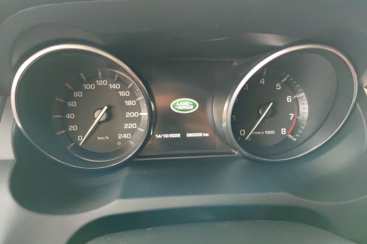 路虎 揽胜极光(进口) 2015款 2.0T 5门耀动版中控内饰15