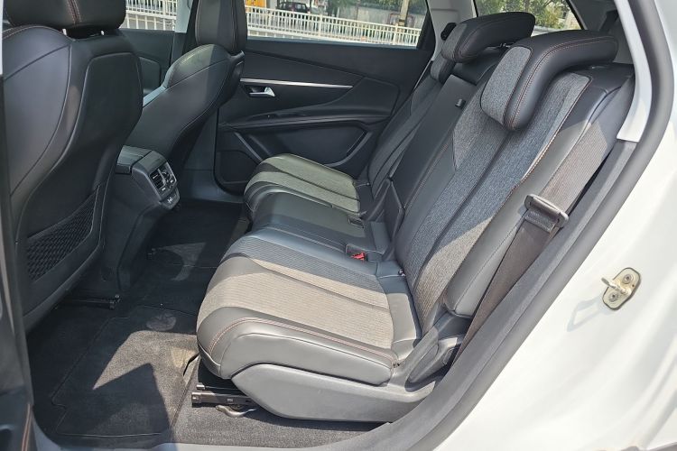 标致5008 2017款 380THP 7座精英版中控内饰7001