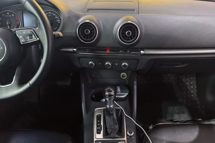 奥迪A3 2018款 30周年年型 Limousine 35 TFSI 进取型局部细节16