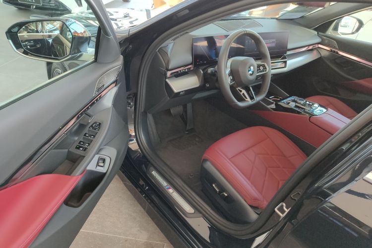 宝马5系 2025款 530Li 领先型 M运动套装中控内饰7002