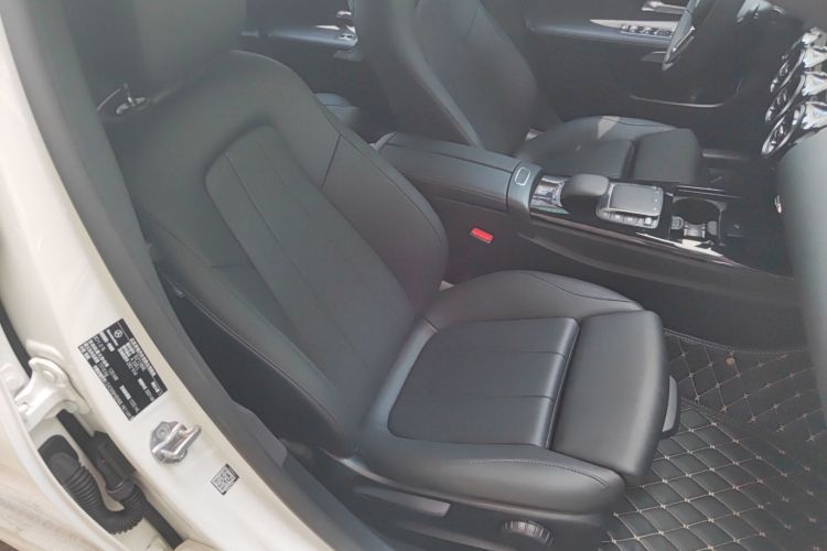 奔驰A级 2021款 A 200 L 运动轿车动感型局部细节41