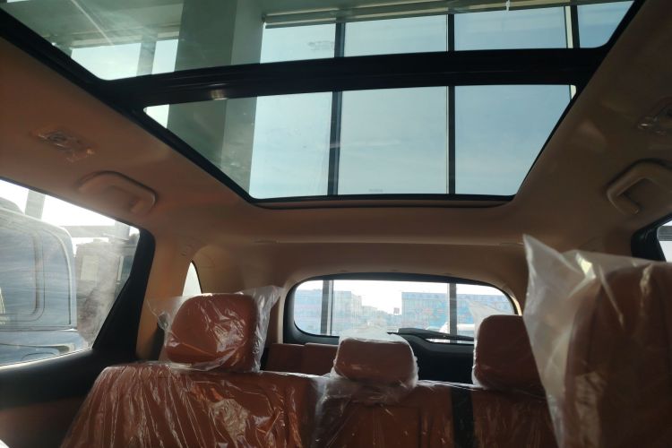 蓝电E5 PLUS 2025款 120km 标准旅行定制版 7座中控内饰7005