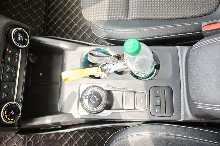 福特 福克斯 2020款 三厢 EcoBoost 180 自动锋潮型中控内饰7001