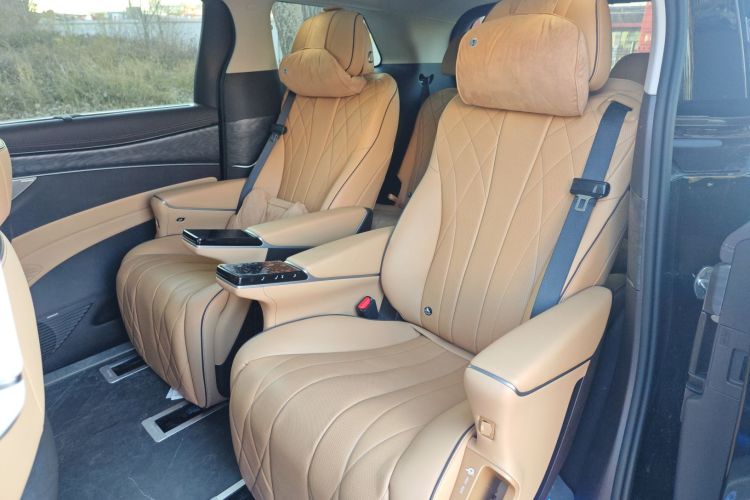 腾势D9 2024款 DM-i 1050 尊享型中控内饰7001