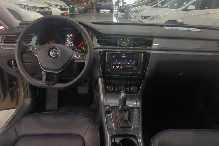 大众 帕萨特 2017款 330TSI DSG尊荣版中控内饰7003