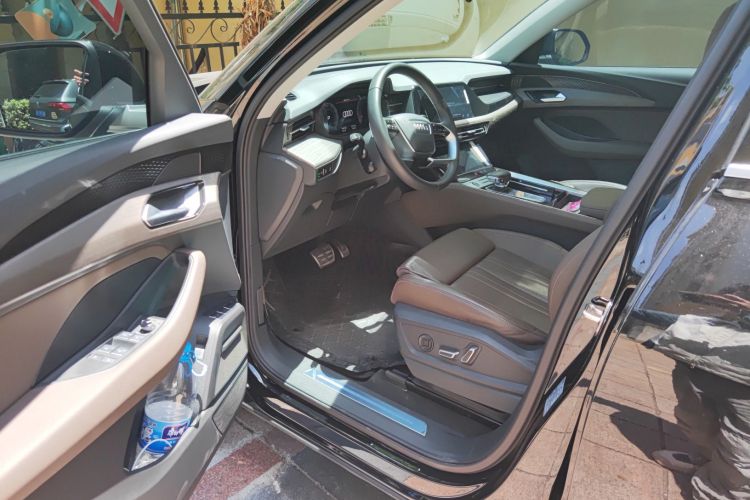 奥迪Q6 2024款 45 TFSI quattro 齐云型 羽林套装 7座中控内饰7002