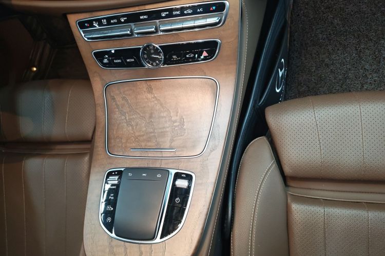 奔驰E级 2020款 改款 E 260 L中控内饰7013