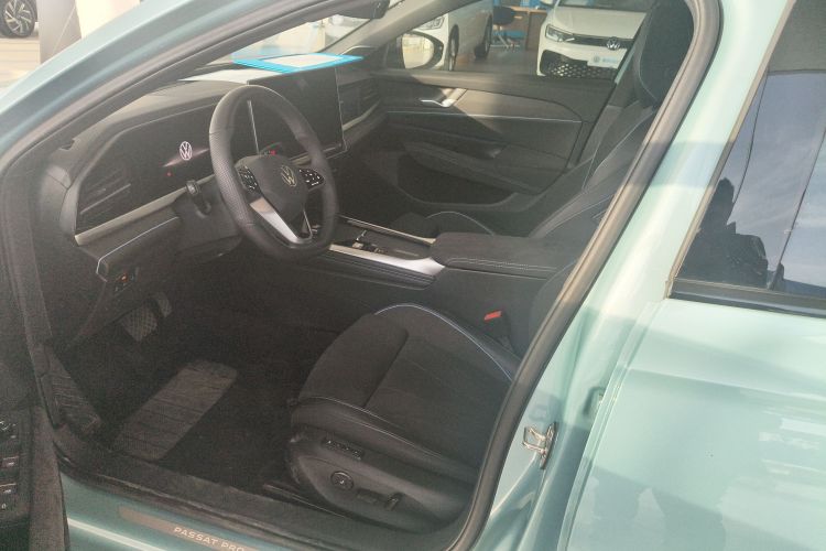 大众 帕萨特 2025款 Pro 380TSI 星空龙尊版中控内饰7001