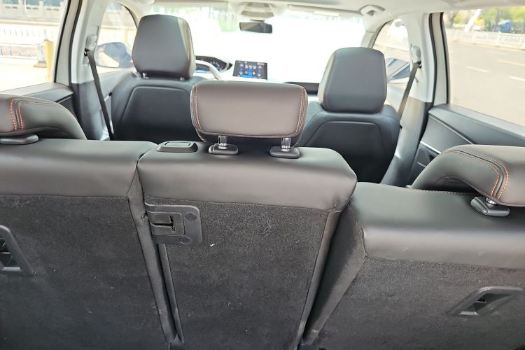 标致5008 2017款 380THP 7座精英版中控内饰7011