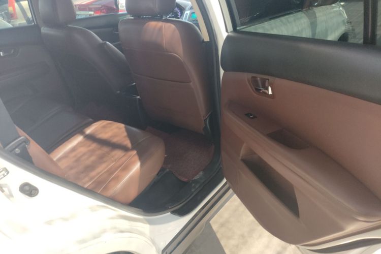 比亚迪S6 2014款 2.0L 手动豪华型 5座中控内饰7006