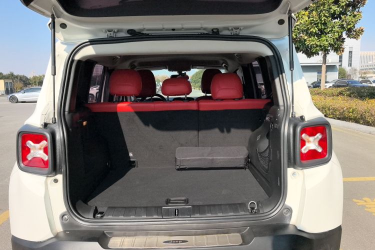 Jeep 自由侠 2018款 互联大屏版 180T 自动动能版+局部细节23