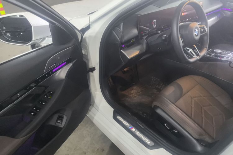 宝马5系 2024款 525Li M运动套装中控内饰7002