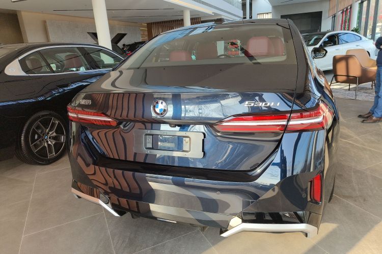 宝马5系 2025款 530Li 领先型 M运动套装车身外观6004