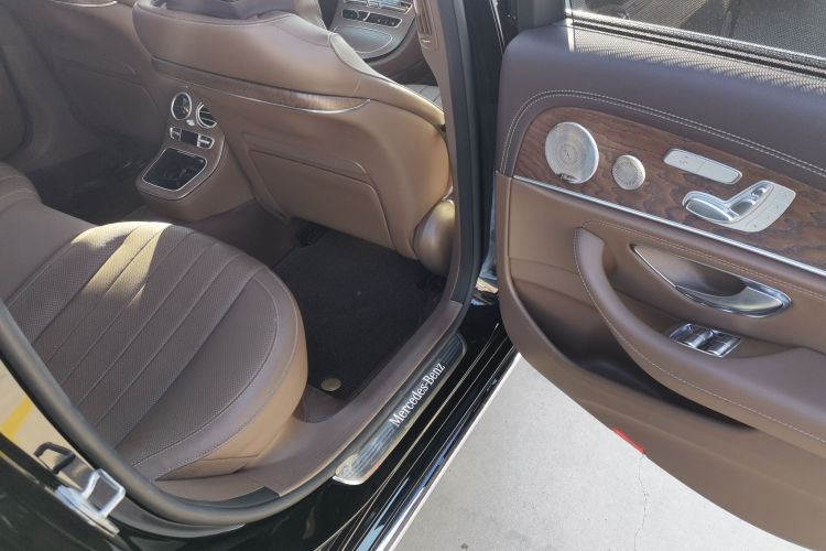 奔驰E级 2023款 E 300 L 尊贵型中控内饰7004