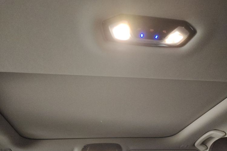 宝马3系 2020款 325i M运动套装局部细节9004