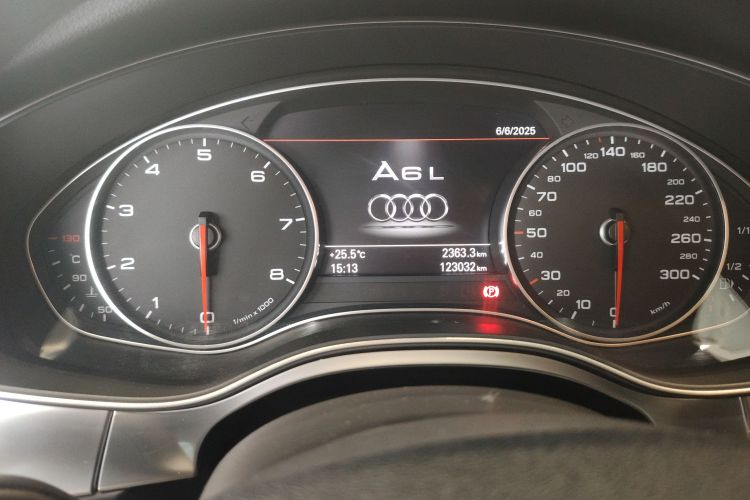 奥迪A6L 2015款 35 FSI quattro 舒适型中控内饰15