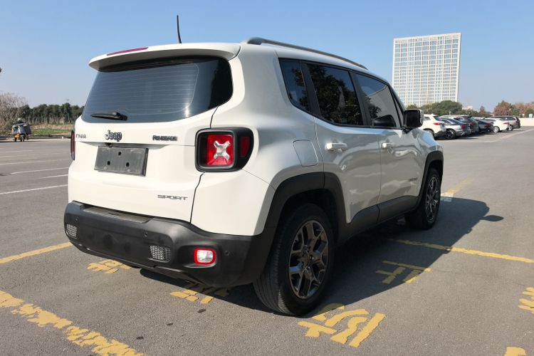 Jeep 自由侠 2018款 互联大屏版 180T 自动动能版+车身外观6007