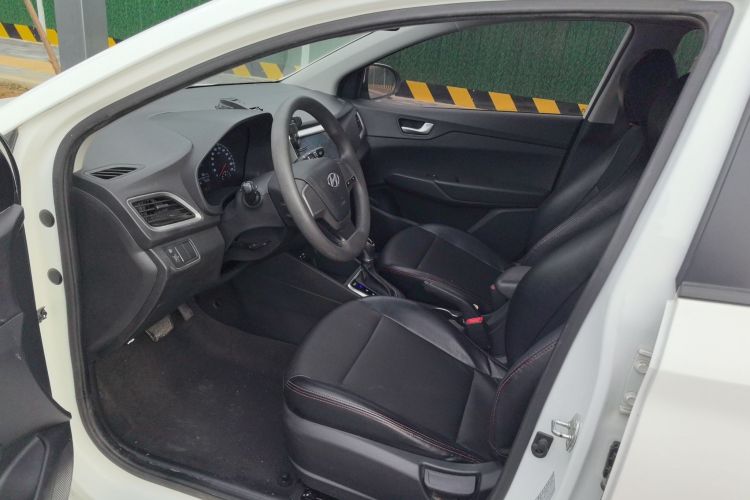 现代 悦纳 2016款 1.4L 自动炫酷版GLS中控内饰7001