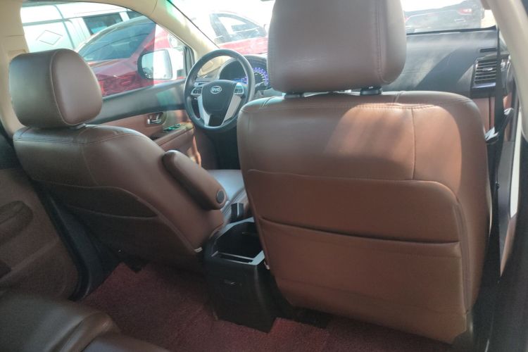 比亚迪S6 2014款 2.0L 手动豪华型 5座中控内饰7012